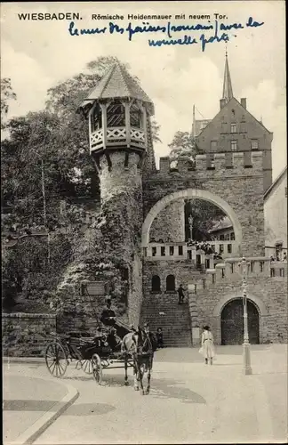 Ak Wiesbaden in Hessen, Römische Heidenmauer mit neuem Tor, Kutsche