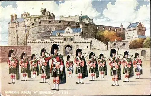 Ak Edinburgh Schottland, Highland Pipers at Edinburgh Castle