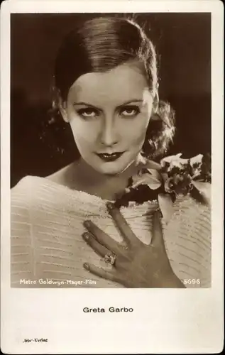 Ak Schauspielerin Greta Garbo, Portrait mit Orchideenblüten, MGM