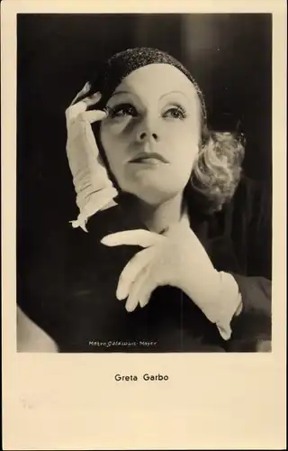 Ak Schauspielerin Greta Garbo, Portrait, Handschuhe, MGM