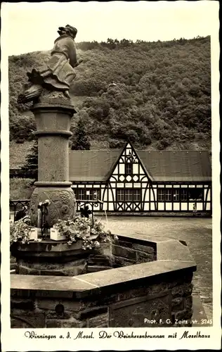 Ak Winningen an der Mosel, der Weinhexenbrunnen mit Moselhaus