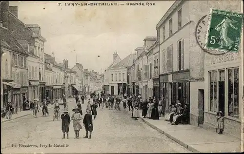 Ak Ivry la Bataille Eure, Grande Rue, Geschäfte, Passanten