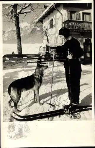 Ak Sankt Johann in Tirol, Skiläuferin mit Schäferhund
