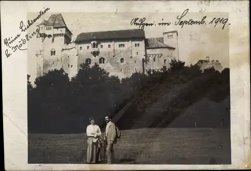 Foto Ak Mödling in Niederösterreich, Schloss, Ehepaar
