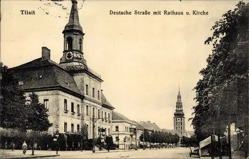 Ak Sowjetsk Tilsit Ostpreußen, Deutsche Straße mit Rathaus und Kirche