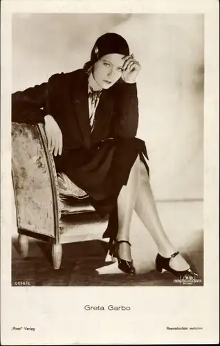Ak Schauspielerin Greta Garbo, Portrait, sitzend, Sessel, Mütze, Ross Verlag