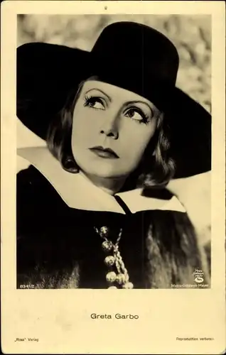 Ak Schauspielerin Greta Garbo, Portrait, Filmkostüm, Hut, MGM, Ross Verlag