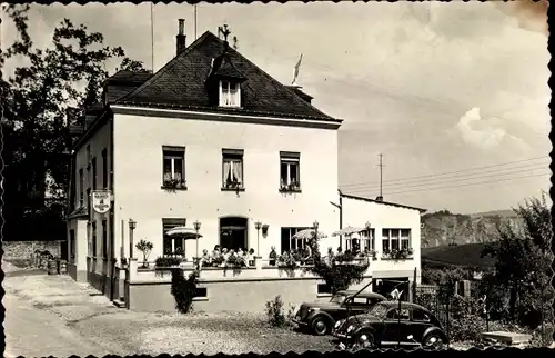 Ak Reil an der Mosel, Weinhaus K. Nalbach, Parkplatz am Hause, Autos, Terrasse