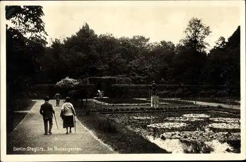 Ak Berlin Steglitz, Im Rosengarten, Teich, Spaziergänger