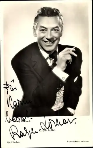 Ak Schauspieler Ralph Lothar raucht