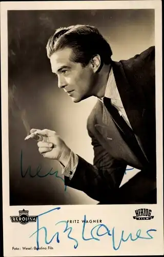 Ak Schauspieler Fritz Wagner, Portrait, rauchend