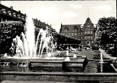 Ak Oberhausen im Ruhrgebiet, Wasserspiele am Friedensplatz mit Amtsgericht