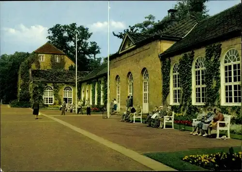 Ak Bad Driburg in Westfalen, Kur- und Trinkhalle, Parkbänke