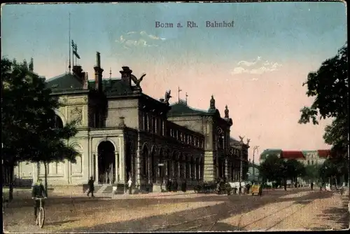 Ak Bonn, Bahnhof Straßenseite, Passanten