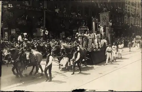 Foto Ak München in Bayern, Festumzug, Geschmückter Festwagen der Deutschen Turnerschaft, Zuschauer