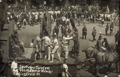 Foto Ak München in Bayern, Festumzug, Geschmückter Festwagen der Deutschen Turnerschaft, Zuschauer