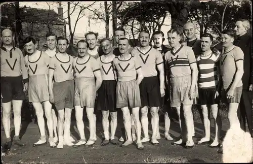 Foto Ak Frankreich, Turner in Trikots, Gruppenaufnahme, B.F.C., Fußballer ?