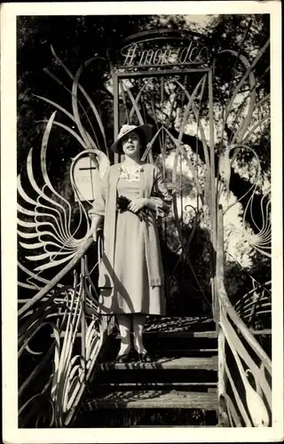 Foto Ak Portrait einer Frau auf einer Treppe vor einem Tor, Amonideo