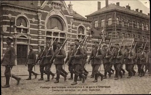 Ak Etterbeek Bruxelles Brüssel, la gare, Passages des troupes allemandes, deutsche Soldaten