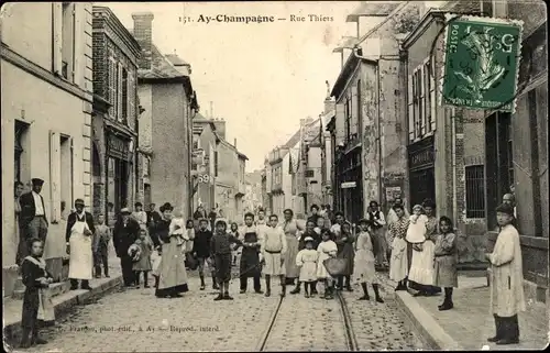 Ak Ay Marne, Rue Thiers, Passanten