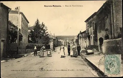Ak Neuves Maisons Meurthe et Moselle, Rue de Neufchateau