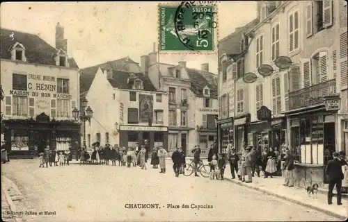 Ak Chaumont Haute-Marne, Place des Capucins, Geschäfte, Passanten