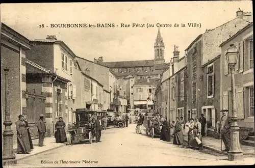 Ak Bourbonne les Bains Haute Marne, Rue Ferat, Auto, Passanten