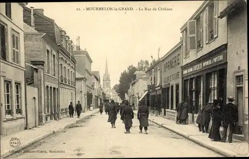 Ak Mourmelon le Grand Marne, Rue de Chalons, Soldaten