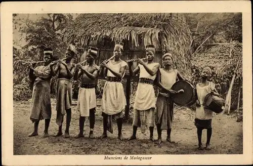 Ak Musiciens de Madagascar, Strohhütten, Musiker