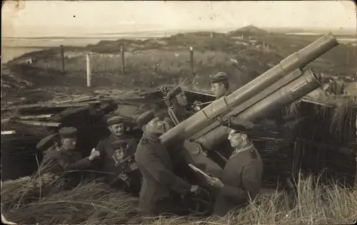 Foto Ak Geschützstellung, Soldaten in Uniform, 1. WK