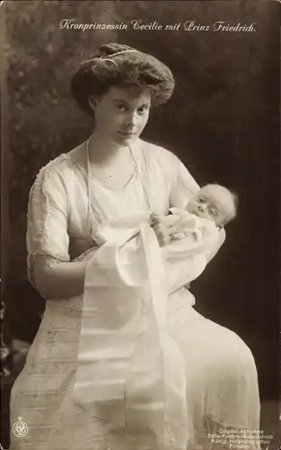 Ak Kronprinzessin Cecilie von Preußen mit Prinz Friedrich