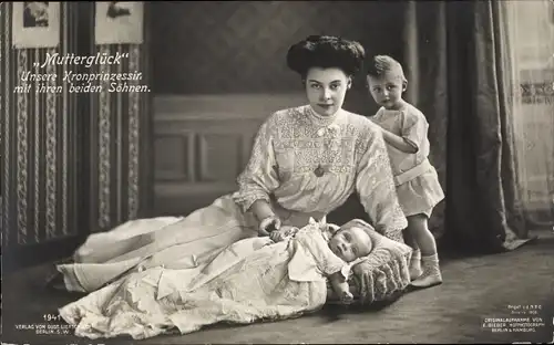 Ak Kronprinzessin Cecilie von Preußen mit ihren beiden Söhnen