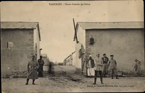 Ak Taourirt Marokko, Porte d'entree du Camp, Soldaten