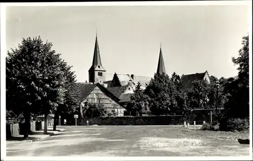 Foto Ak Schlüchtern in Hessen, Straßenpartie, Teilansicht, Kirchturm