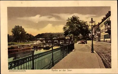 Ak Saarbrücken im Saarland, Partie an der Saar, Brücke