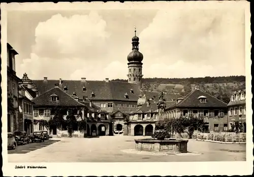 Ak Weikersheim in Tauberfranken Württemberg, Schloss mit Marktplatz und Marktbrunnen