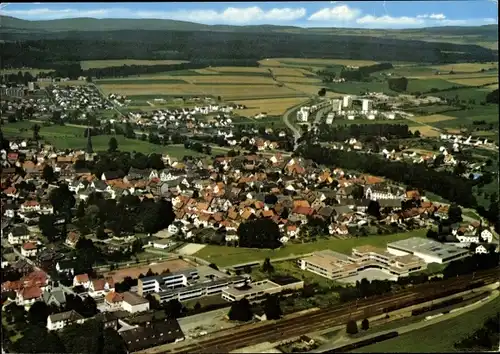 Ak Brakel in Westfalen, Panorama, Eisenbahn, Kirche, Fliegeraufnahme