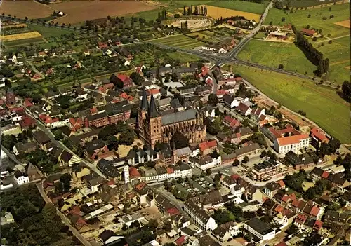 Ak Xanten am Niederrhein, Stadt. und Römisches Amphitheater, Fliegeraufnahme