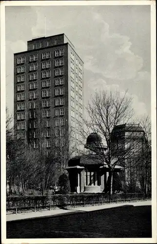 Ak Jena in Thüringen, Hochhaus d. Fa. Carl Zeiss, Carl Zeiss Platz mit Abbe-Denkmal