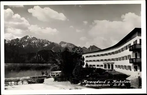 Ak Kochel am See in Oberbayern, Herzogstand und Kochelsee, Bundesschule