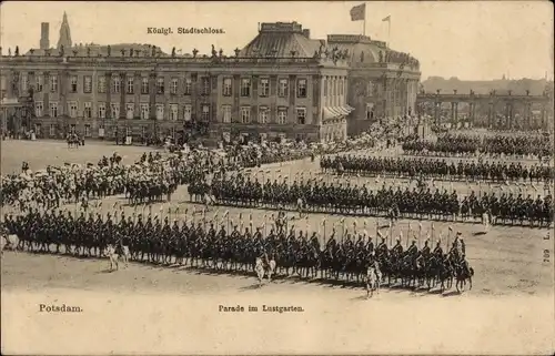 Ak Potsdam in Brandenburg, Königliches Stadtschloss, Parade im Lustgarten, Regimenter