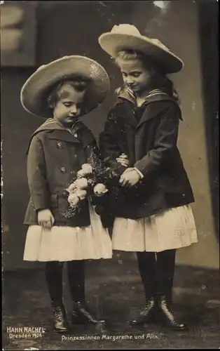 Ak Prinzessinnen Margarethe und Alix von Sachsen, Standportrait mit Blumenstrauß