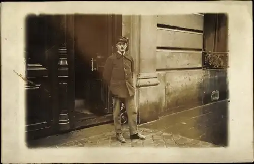 Foto Ak Mann vor einem Gebäude, Portrait, Philippe, facteur, Postbote