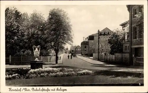 Ak Hermsdorf in Thüringen, Bahnhofstraße, Anlagen