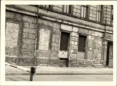 Foto Berlin, Berliner Mauer, Gebäude mit zugemauerten Fenstern, Kohlengeschäft