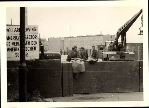 Foto Berlin, Berliner Mauer, You are leaving the American sector