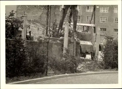 Foto Berlin, Berliner Mauer, Stacheldrahtzaun, Baufahrzeug