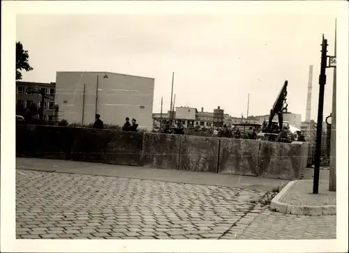 Foto Berlin, Bau der Berliner Mauer, Baufahrzeuge