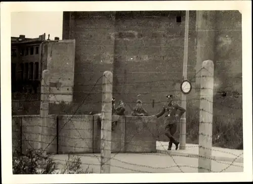 Foto Berlin, Berliner Mauer, Stacheldrahtzaun, Grenzposten