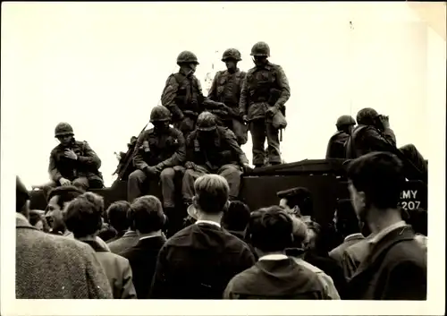 Foto Berlin, US Army, Panzerwagen, Soldaten